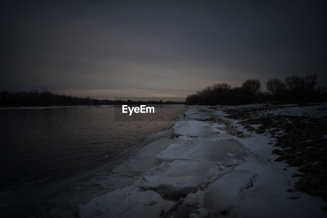 SCENIC VIEW OF FROZEN RIVER AGAINST SKY DURING WINTER