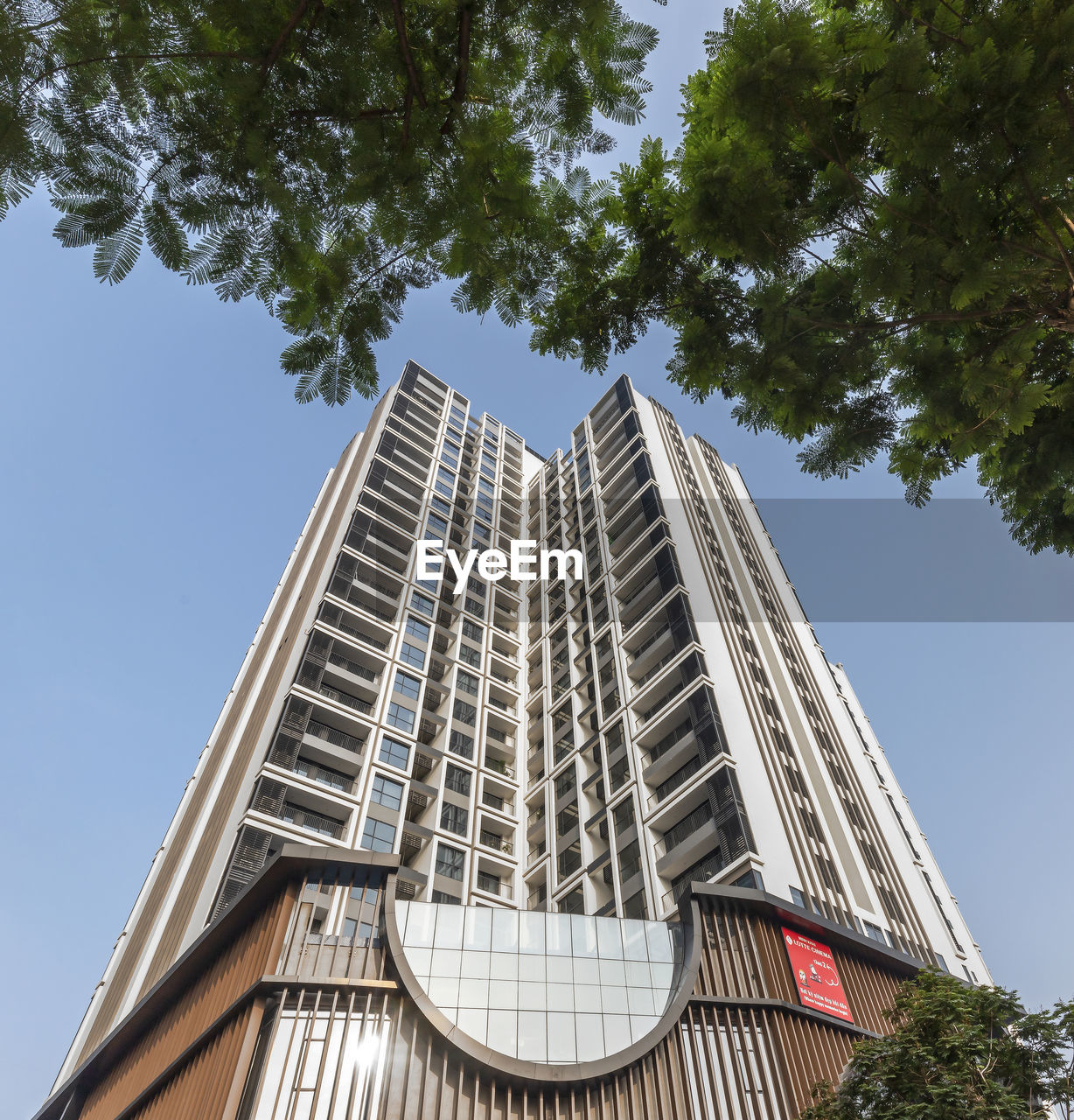 LOW ANGLE VIEW OF BUILDING AGAINST CLEAR SKY