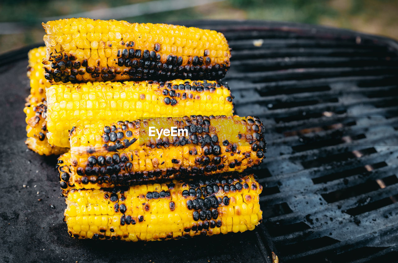 Close-up of corns on barbecue grill