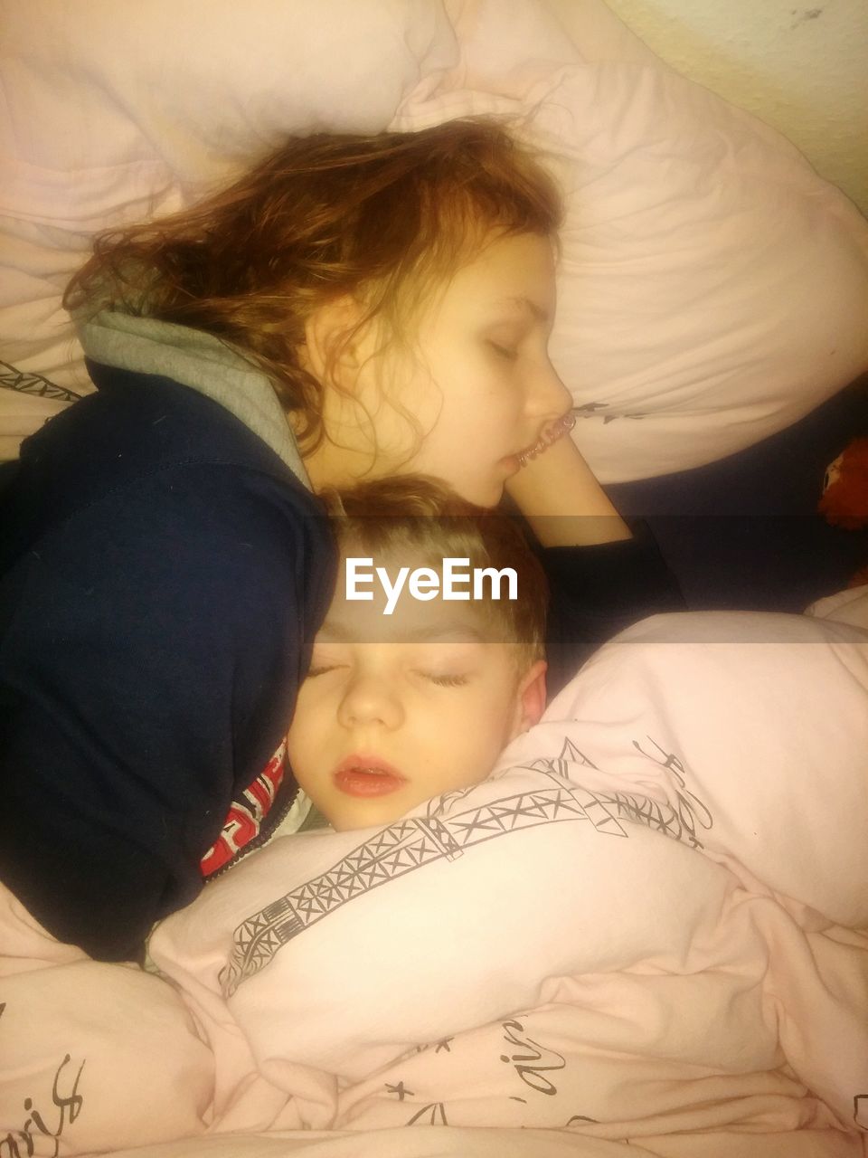 FATHER AND DAUGHTER SLEEPING IN BED