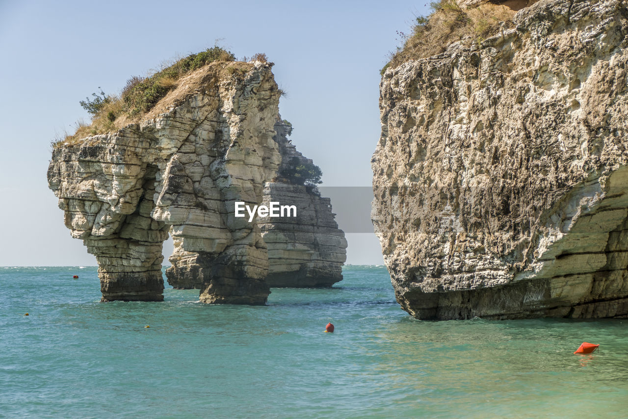 Arch rock in baia delle zagare in mattinata