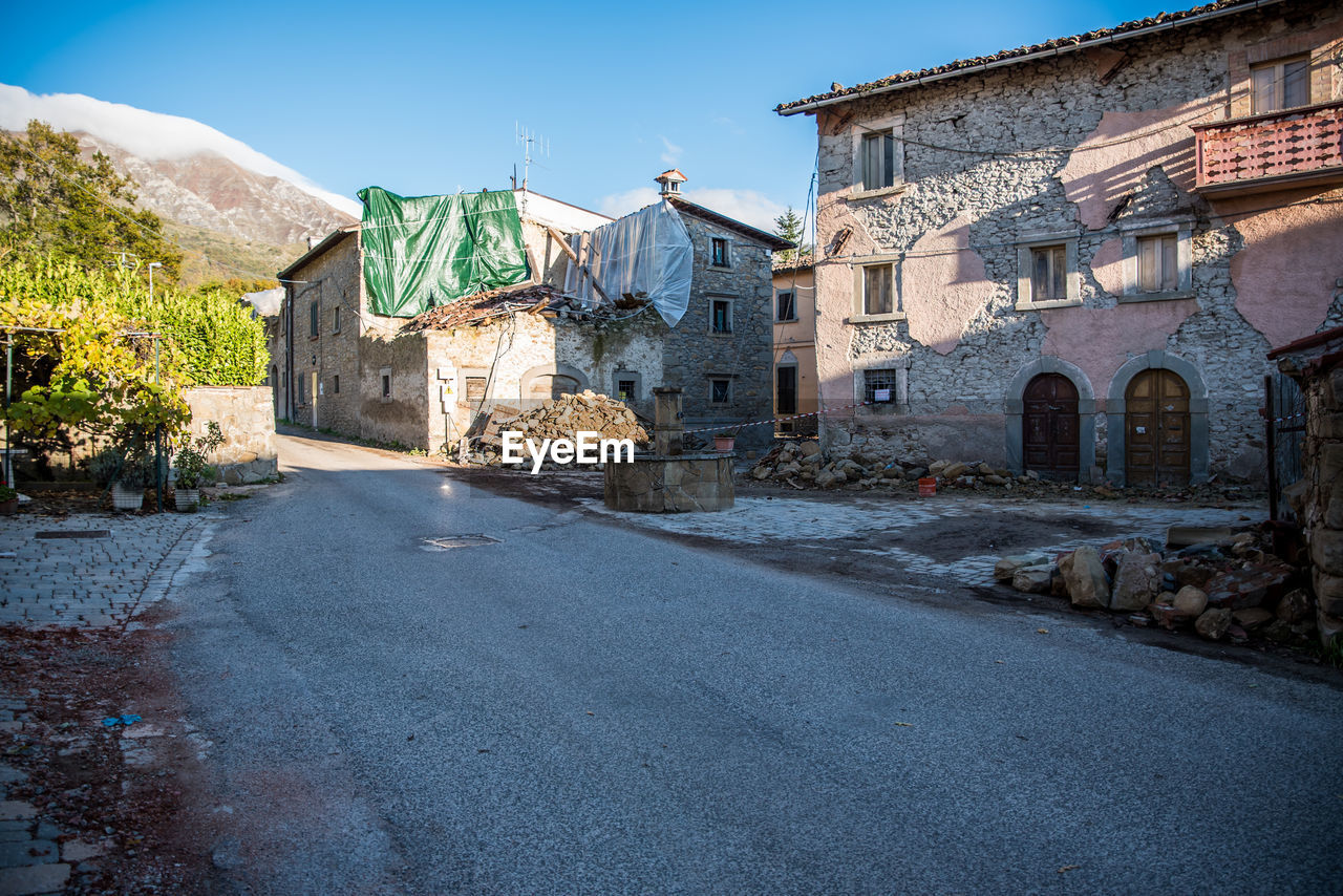 STREET AMIDST BUILDINGS AGAINST SKY IN TOWN