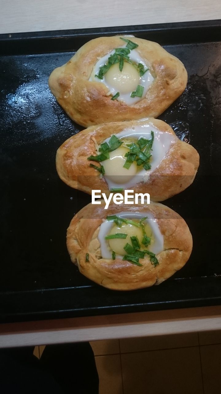 HIGH ANGLE VIEW OF FOOD IN PLATE