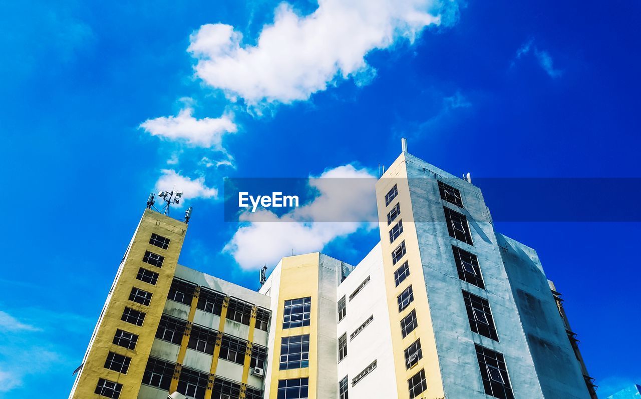 LOW ANGLE VIEW OF BUILDING AGAINST BLUE SKY