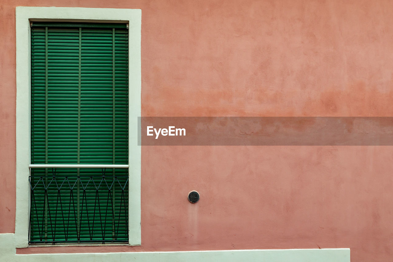 The green window on pink wall, for background