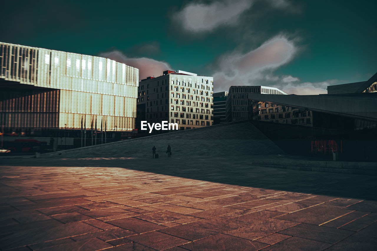 VIEW OF BUILDINGS IN CITY AGAINST SKY