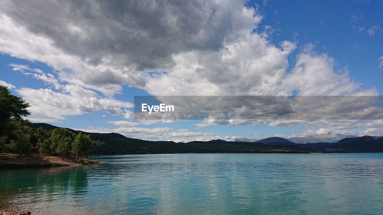 PANORAMIC VIEW OF LAKE AGAINST SKY