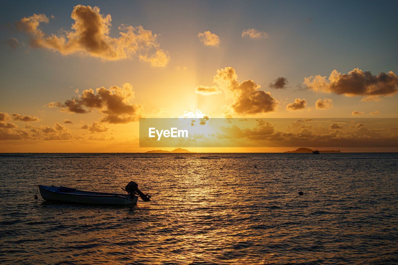 SCENIC VIEW OF SEA AGAINST SUNSET SKY