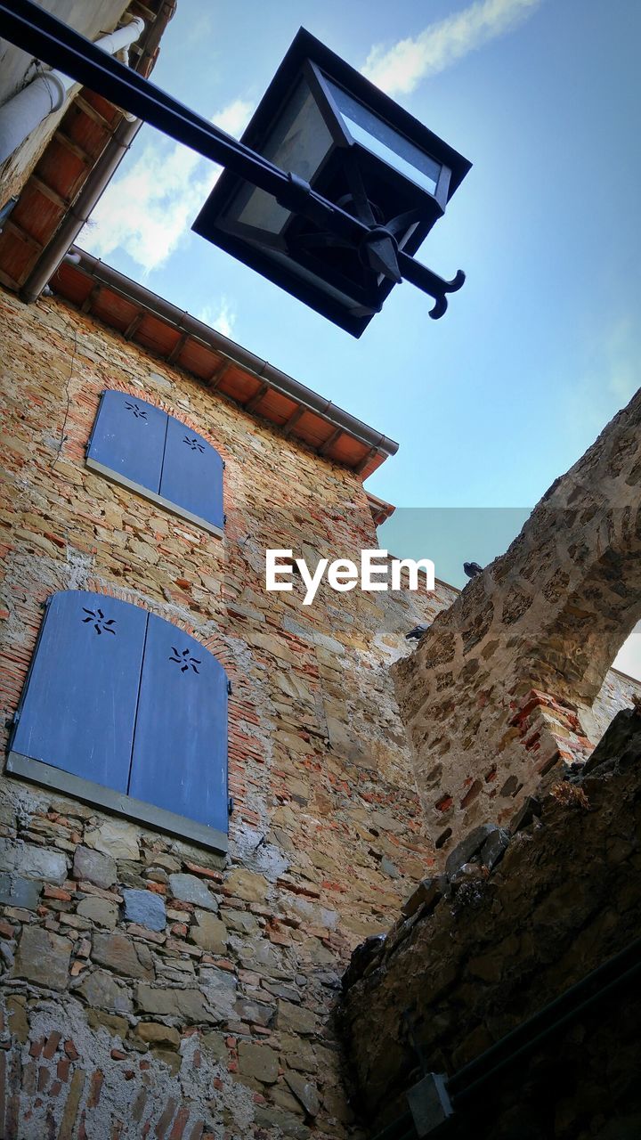 LOW ANGLE VIEW OF BUILT STRUCTURE AGAINST BLUE SKY