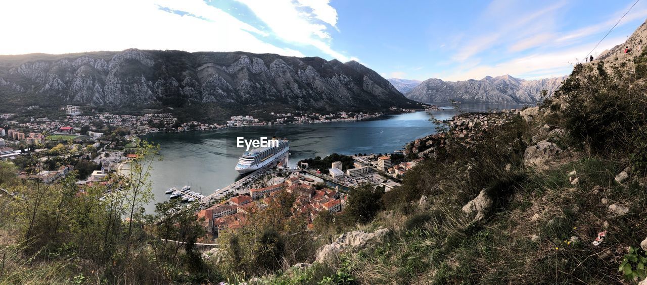 HIGH ANGLE VIEW OF BAY AGAINST SKY