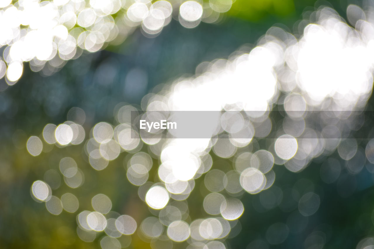 DEFOCUSED IMAGE OF LIGHTS IN SUNLIGHT