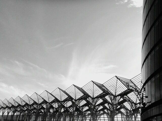 LOW ANGLE VIEW OF BUILT STRUCTURE AGAINST SKY