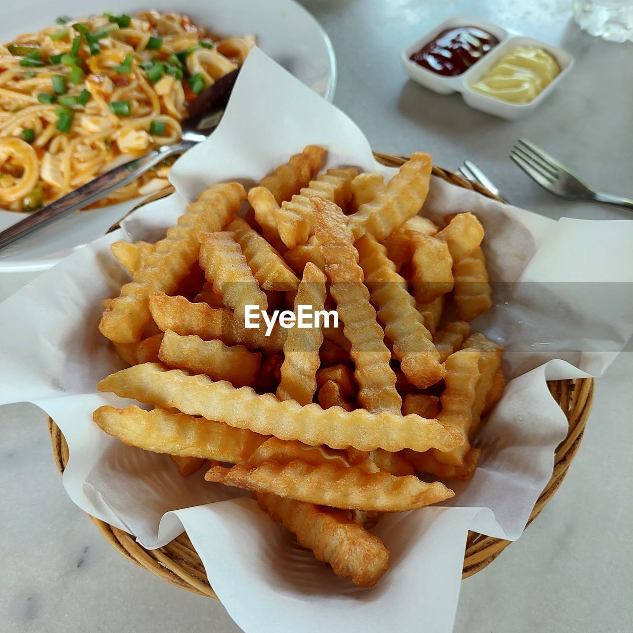HIGH ANGLE VIEW OF FOOD SERVED IN PLATE