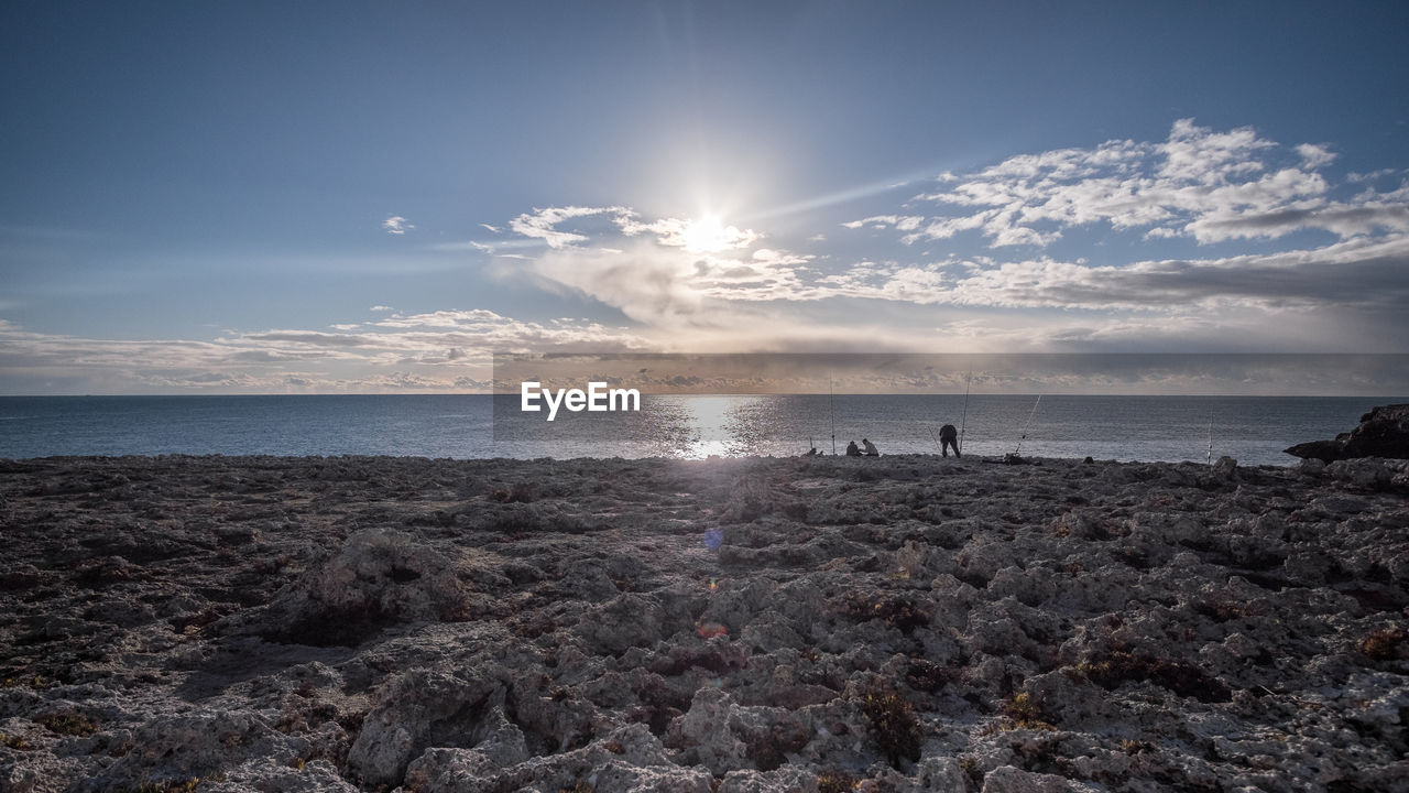 SCENIC VIEW OF SEA AGAINST SKY DURING SUNRISE