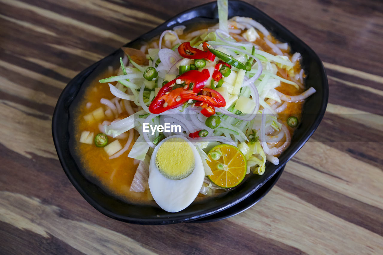 HIGH ANGLE VIEW OF FOOD IN BOWL ON TABLE