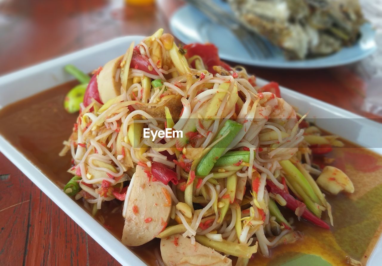 CLOSE-UP OF CHOPPED VEGETABLES IN PLATE