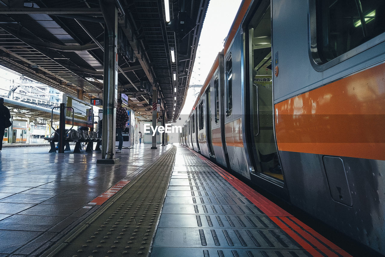 transportation, mode of transportation, rail transportation, transport, metropolitan area, public transportation, train, train station, travel, railroad station platform, railroad station, architecture, vehicle, public transport, metro, land vehicle, railroad track, track, railway, city, subway train, passenger train, indoors, passenger, journey, station, metro station, built structure, commuter, city life, travel destinations, arriving, subway
