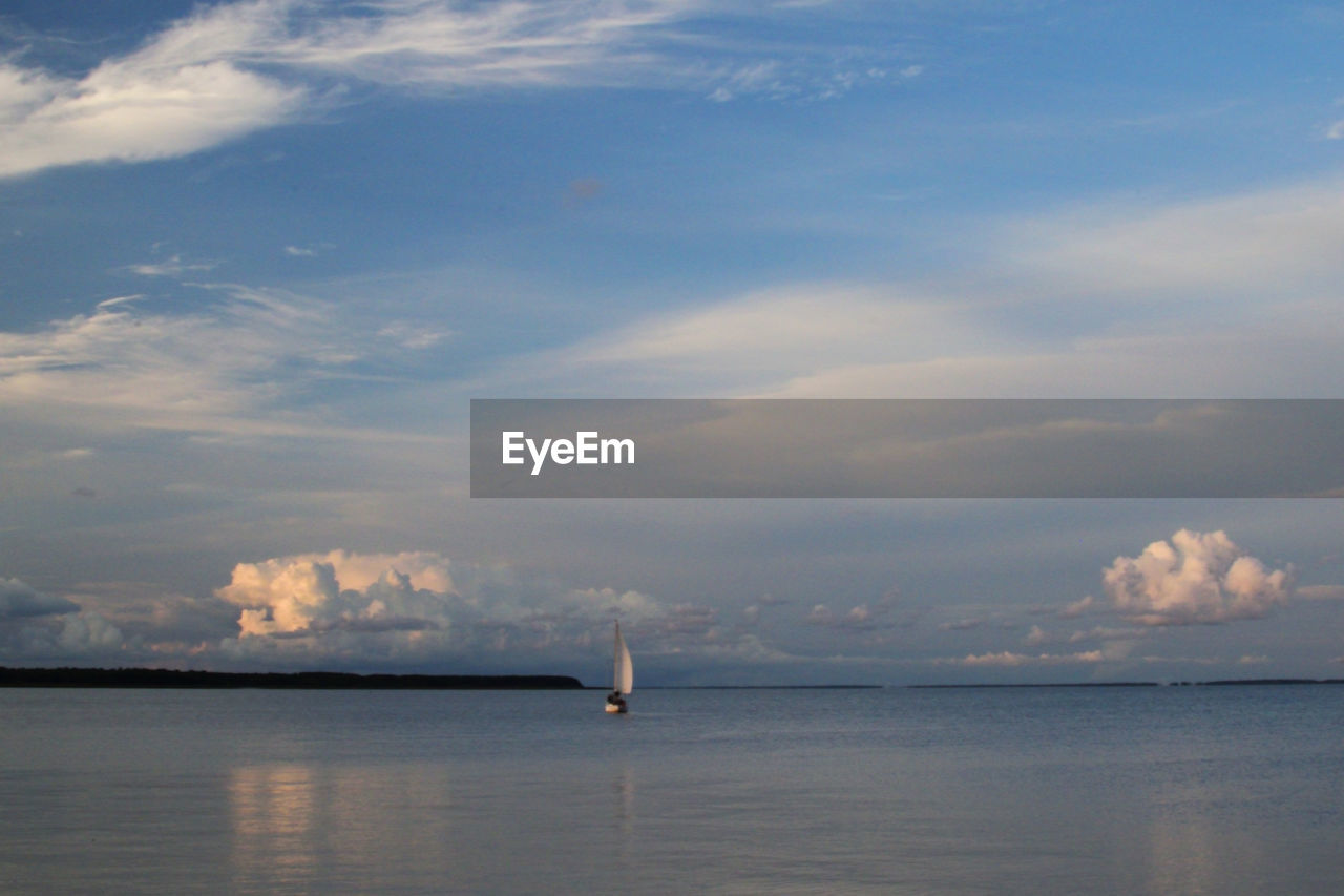 SAILBOAT ON SEA AGAINST SKY