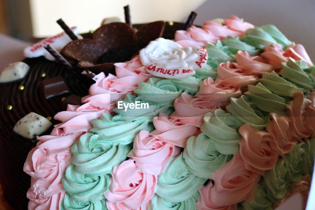 HIGH ANGLE VIEW OF CUPCAKES ON CAKE