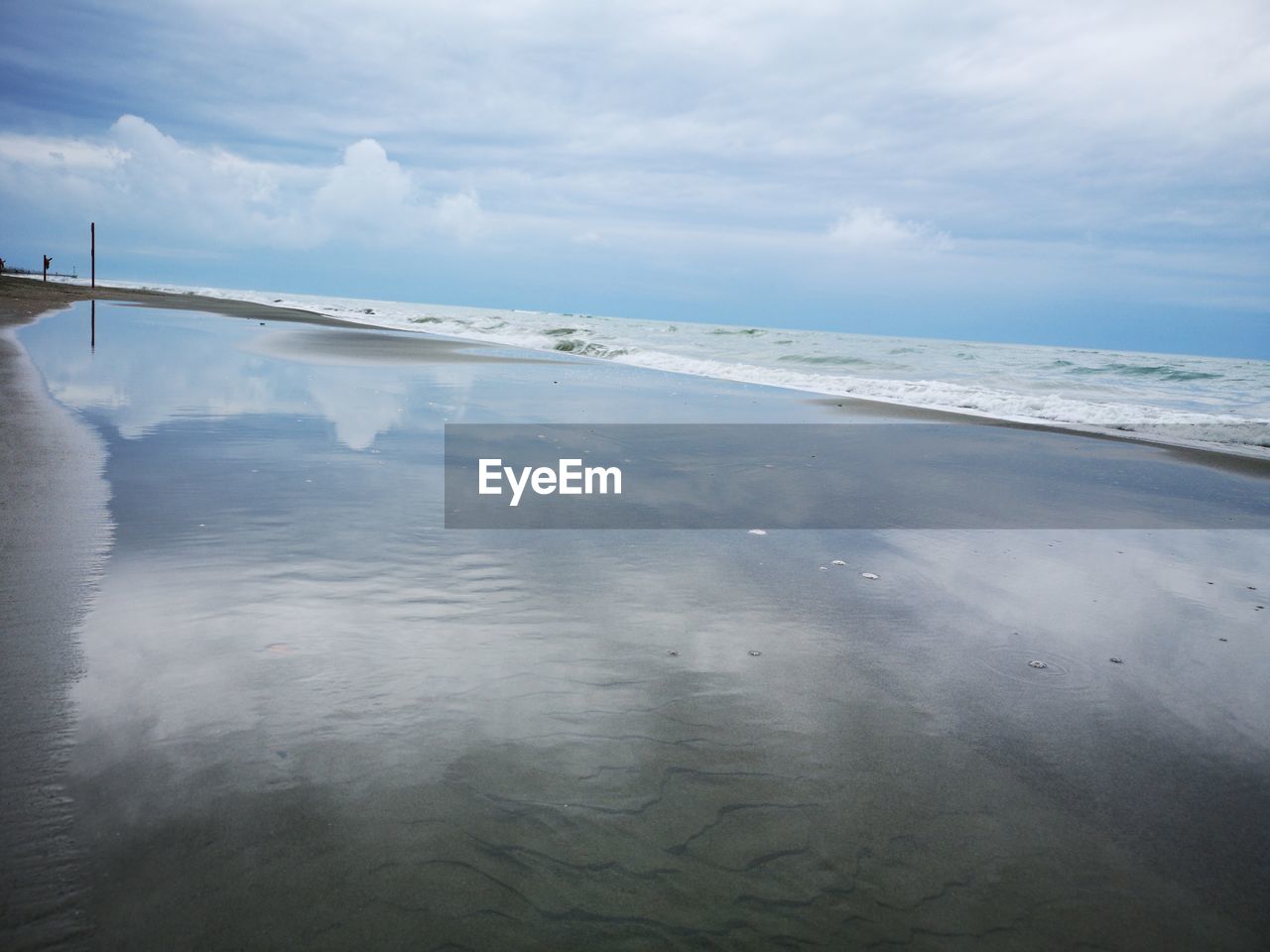 SCENIC VIEW OF SEA BY AIRPLANE AGAINST SKY