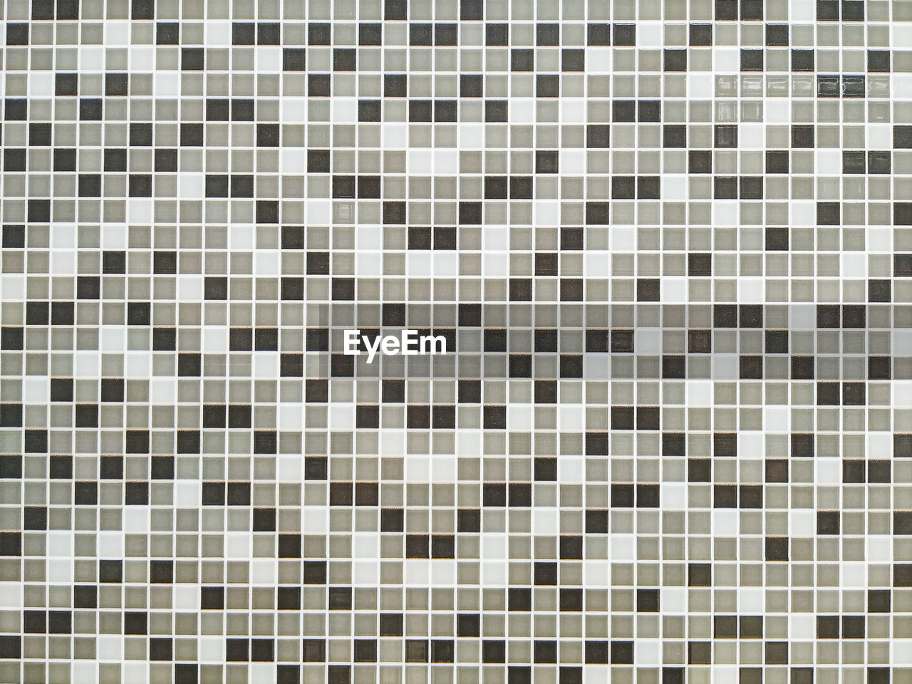 FULL FRAME SHOT OF PATTERNED WALL IN ROOM