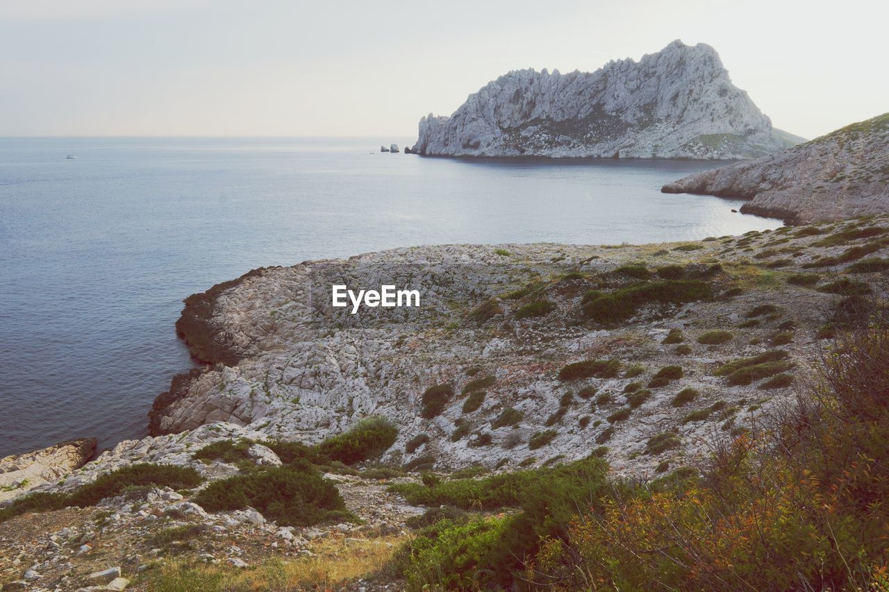 SCENIC VIEW OF SEA SHORE AGAINST SKY