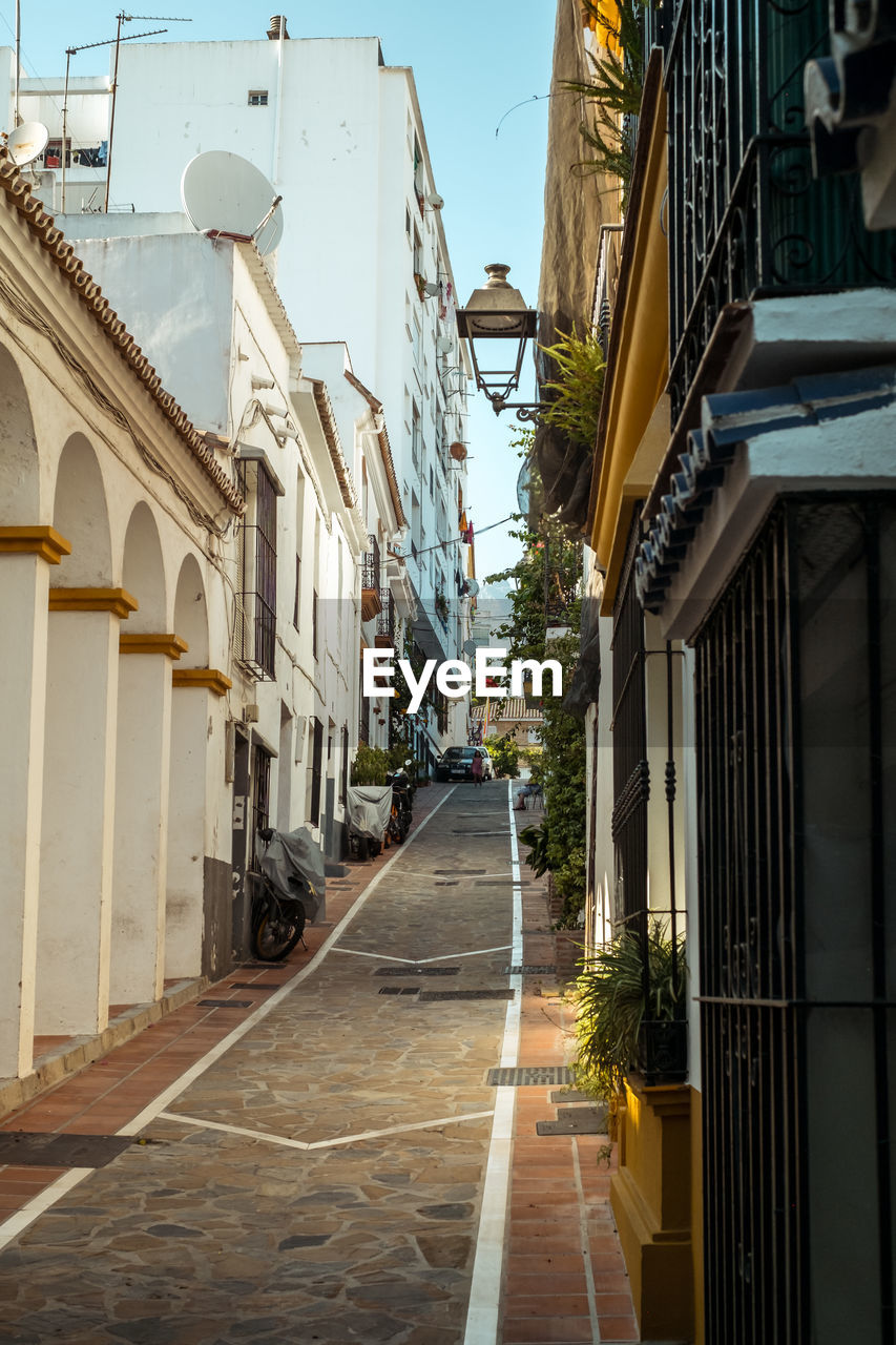 Typical old town street with spanish architecture in marbella, costa del sol, andalusia, spain