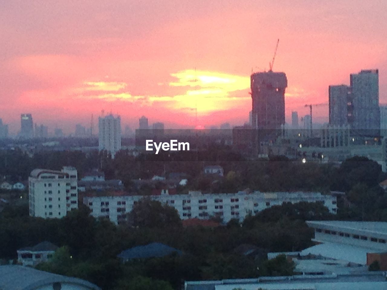 HIGH ANGLE VIEW OF BUILDINGS IN CITY DURING SUNSET