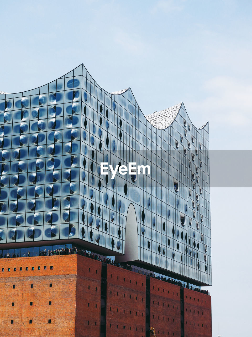 LOW ANGLE VIEW OF MODERN BUILDINGS AGAINST SKY