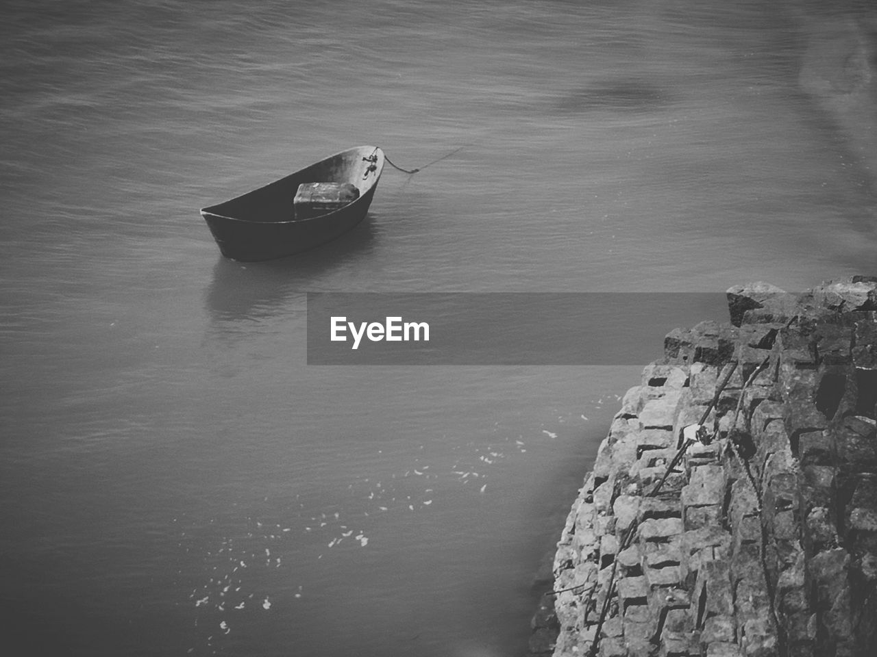 HIGH ANGLE VIEW OF BOATS IN SEA