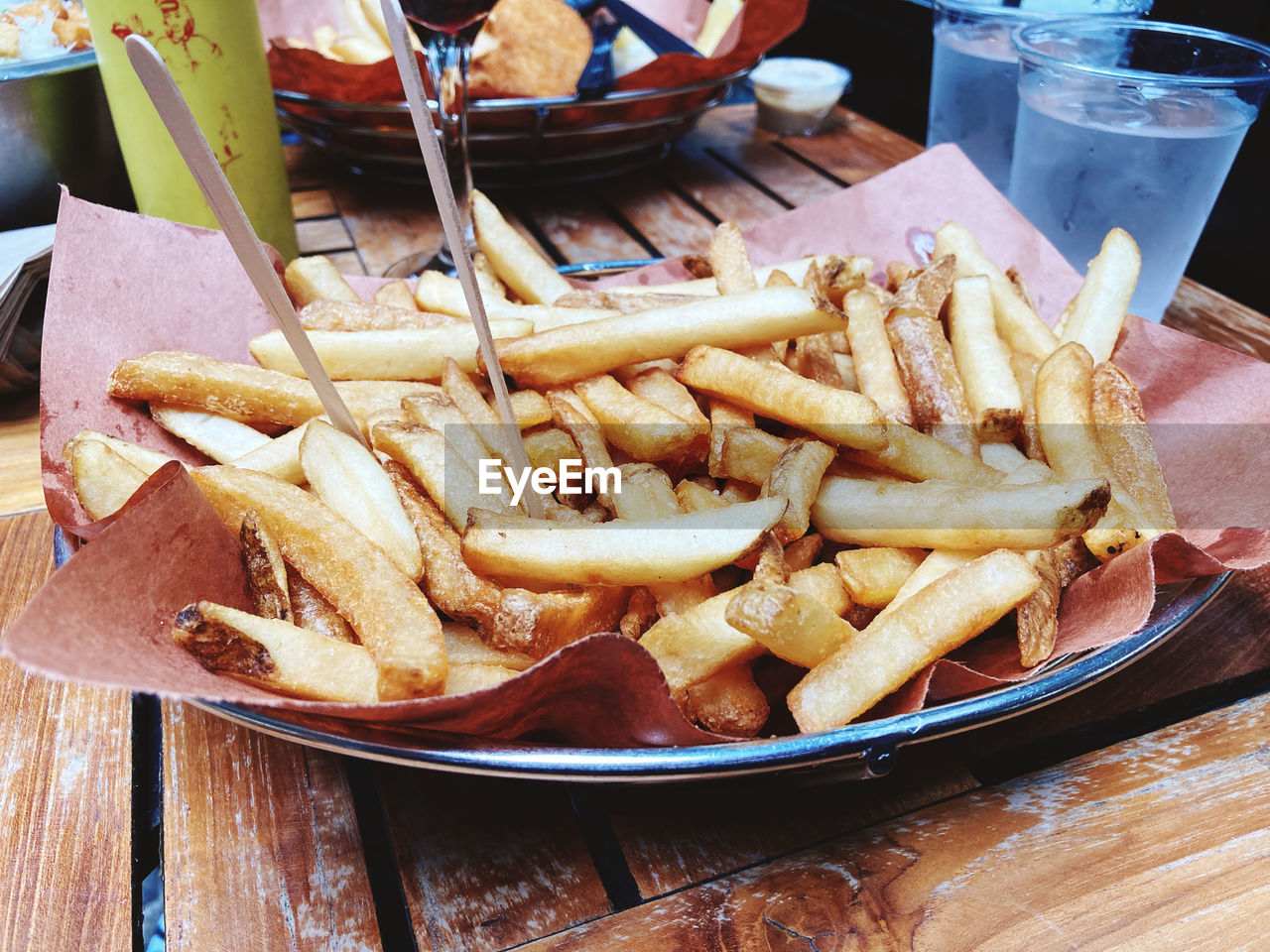 CLOSE-UP OF FOOD IN PLATE