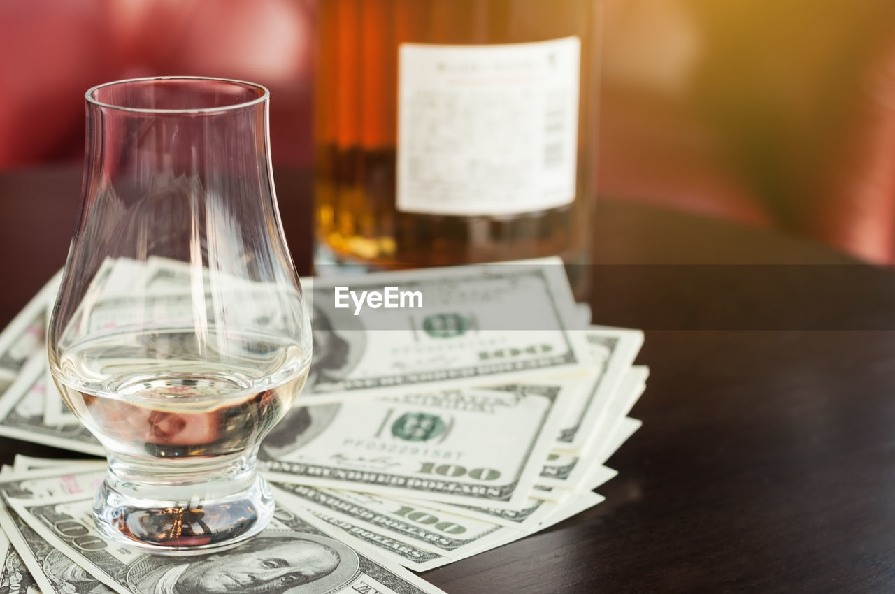 CLOSE-UP OF WINE GLASS ON TABLE