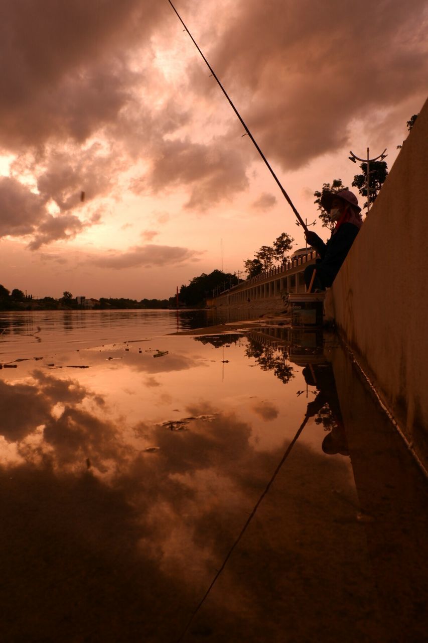 PANORAMIC VIEW OF LAKE AGAINST SKY AT SUNSET