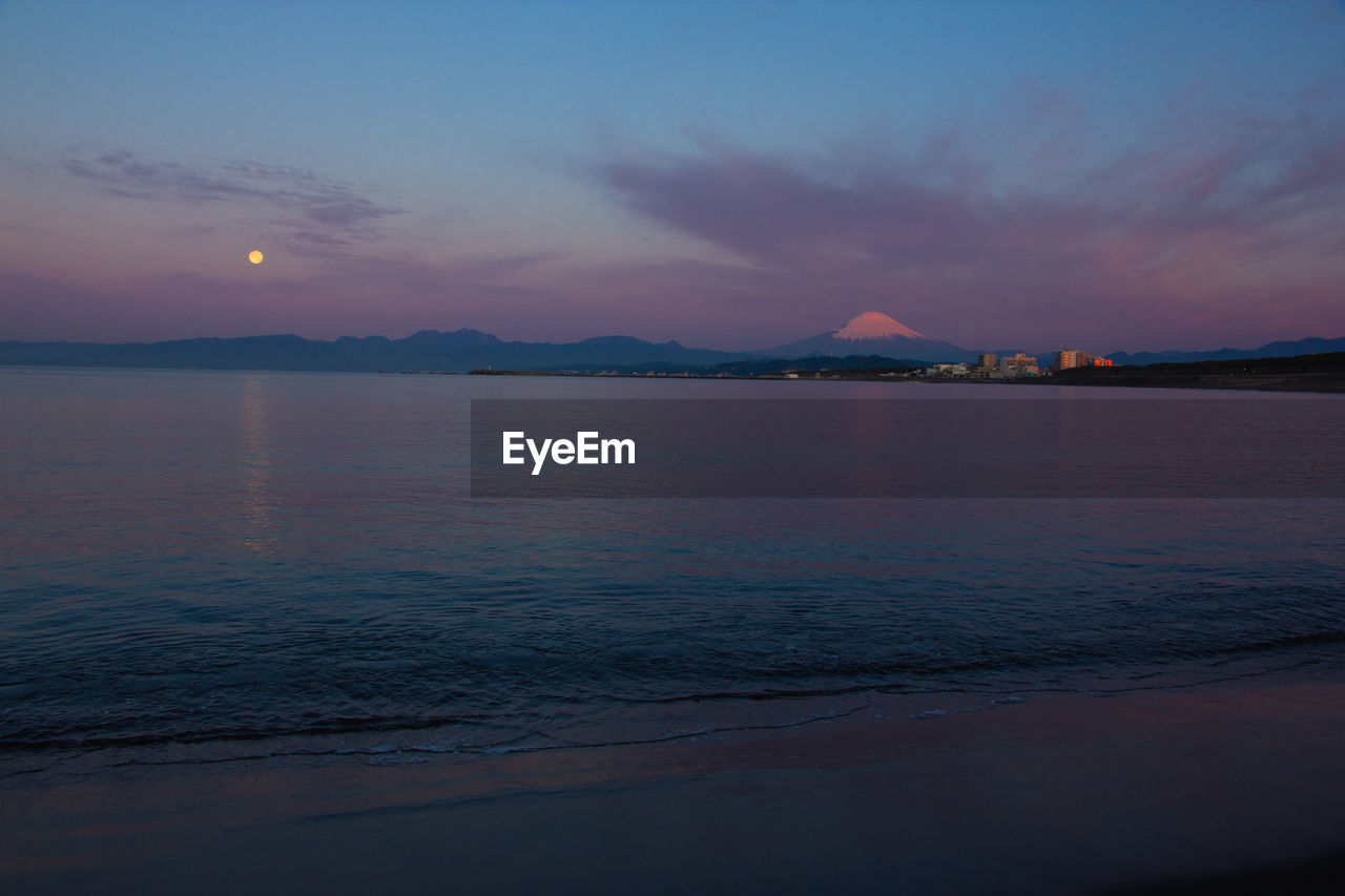 SCENIC VIEW OF SEA AGAINST SKY AT SUNSET