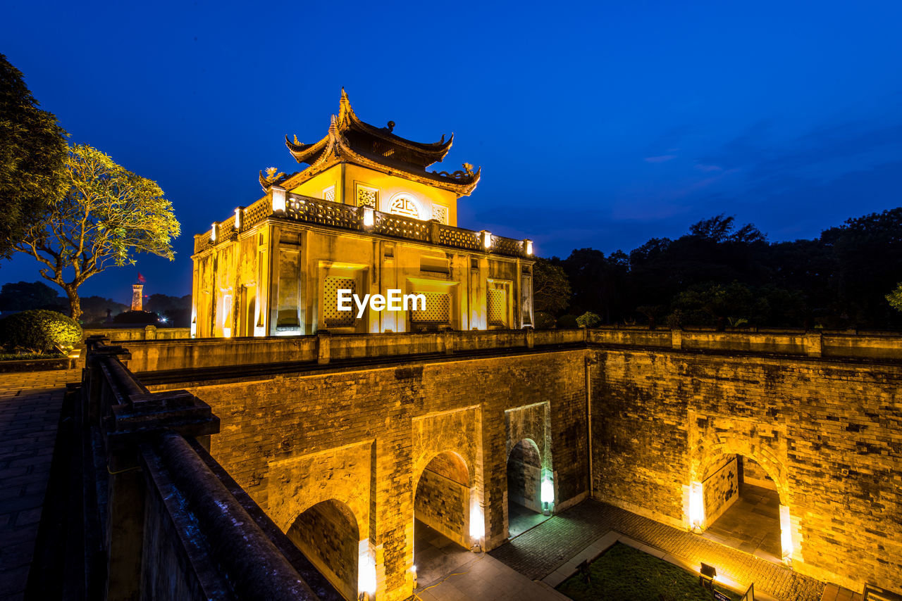 LOW ANGLE VIEW OF ILLUMINATED HISTORIC BUILDING