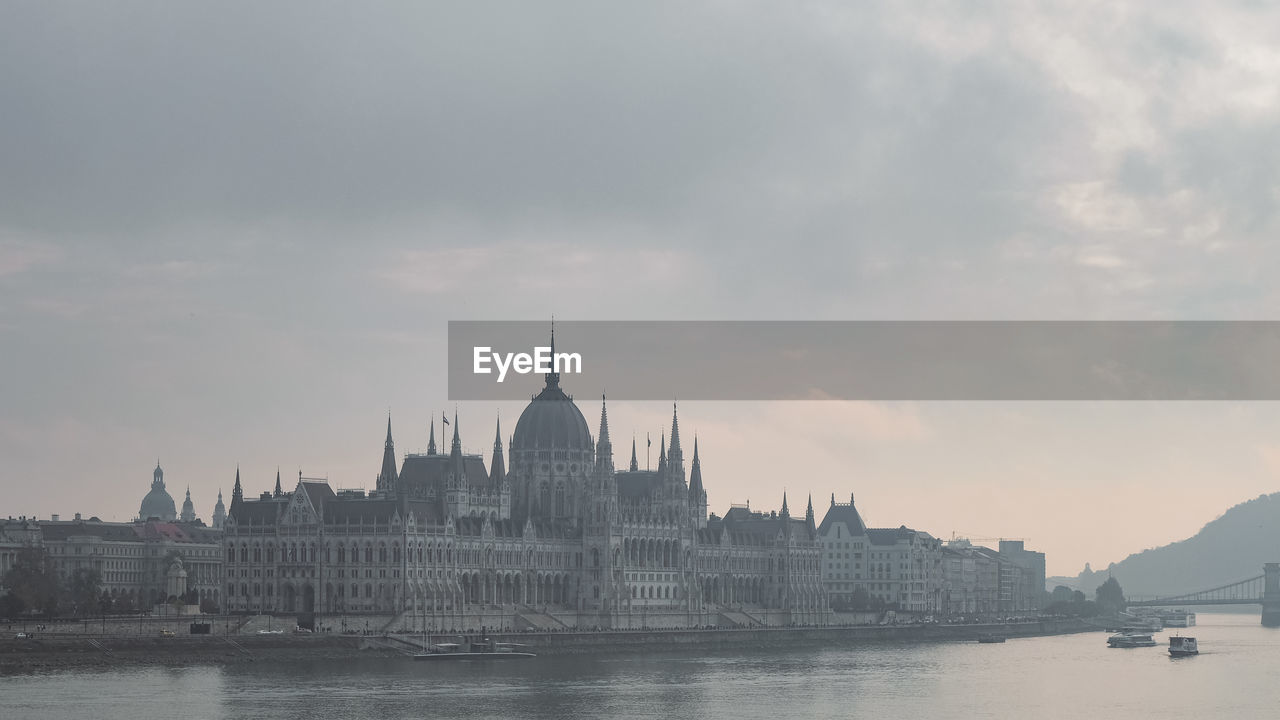 VIEW OF CITYSCAPE AGAINST RIVER