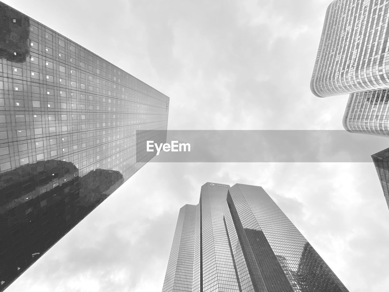 LOW ANGLE VIEW OF MODERN BUILDING AGAINST SKY IN CITY