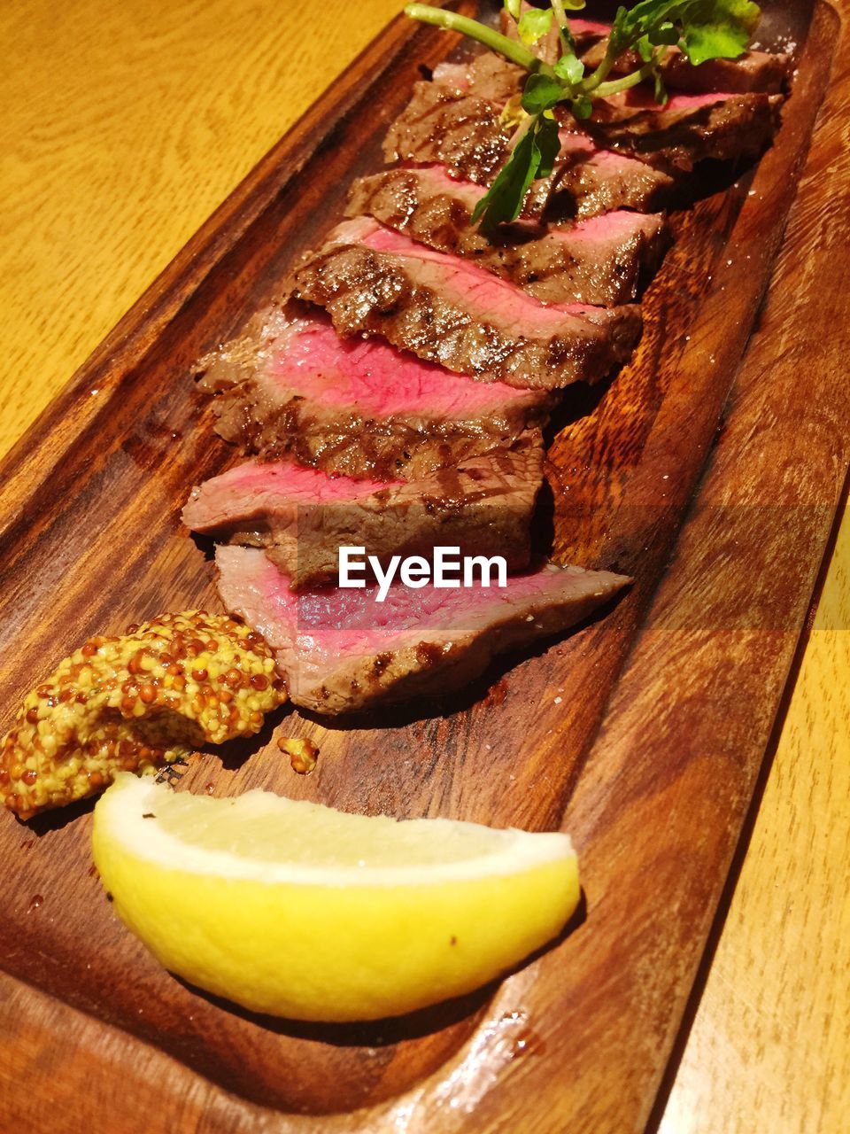 CLOSE-UP OF BREAD AND CUTTING BOARD ON TABLE