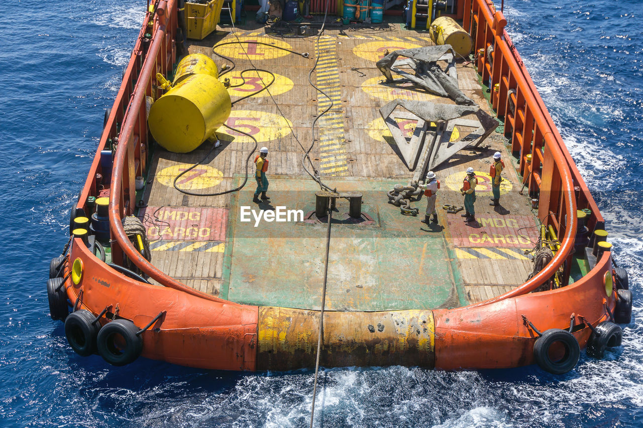 HIGH ANGLE VIEW OF BOAT SAILING ON SEA