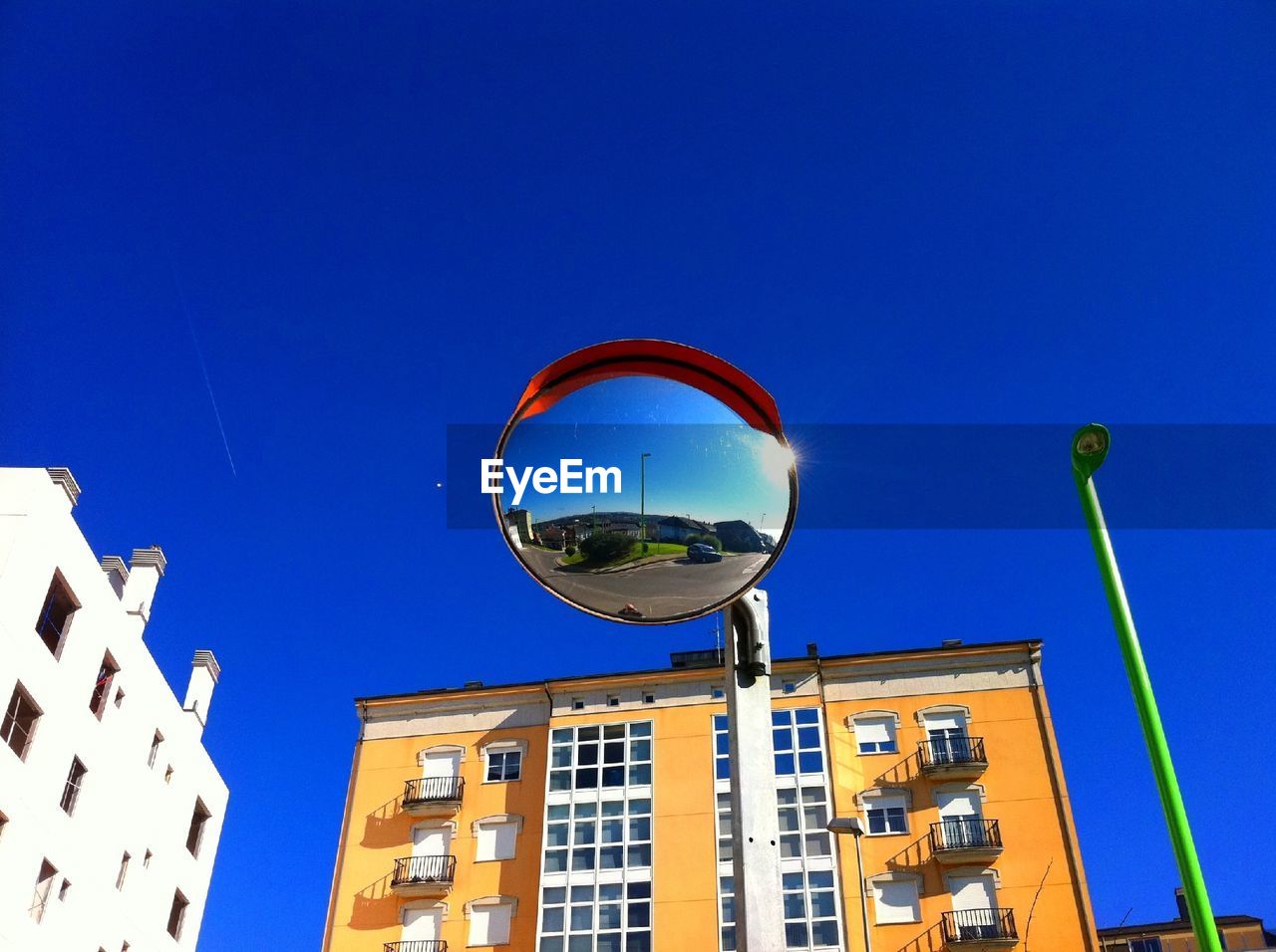 LOW ANGLE VIEW OF STREET LIGHT AGAINST BUILDINGS