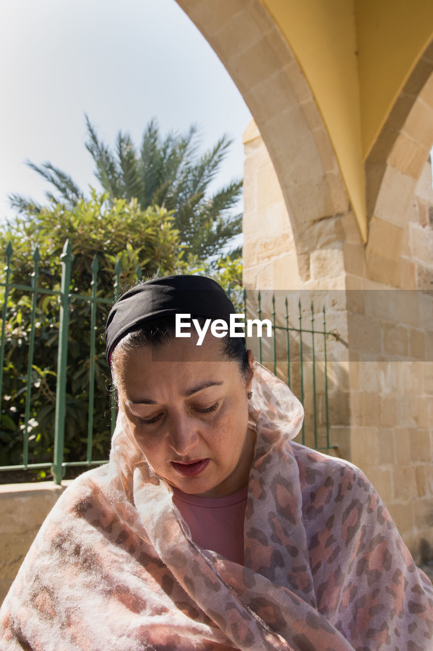 Caucasian woman in court at entrance to muslim mosque