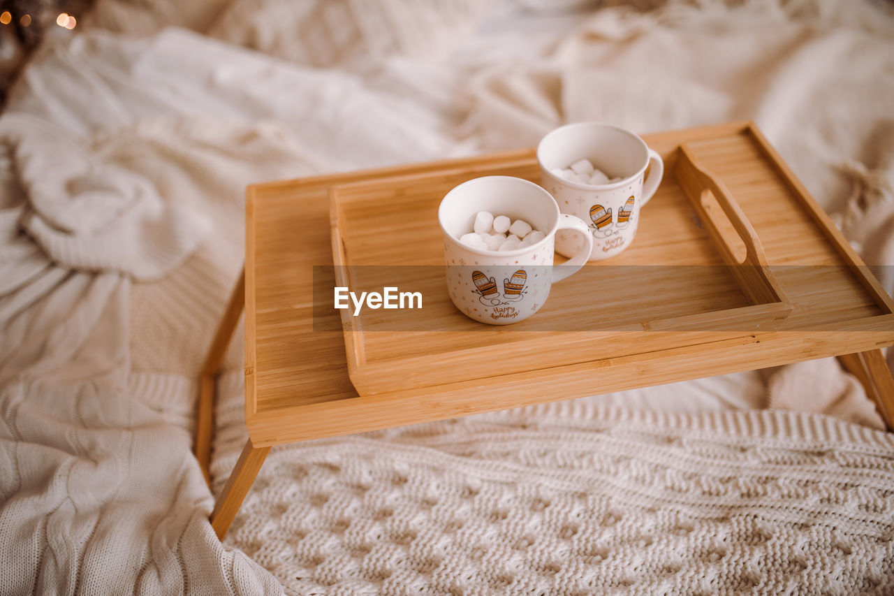 HIGH ANGLE VIEW OF COFFEE CUP AND TABLE