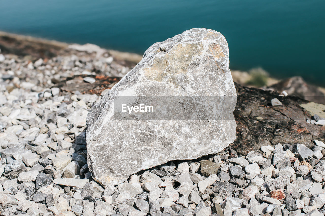 CLOSE-UP OF STONES ON ROCK