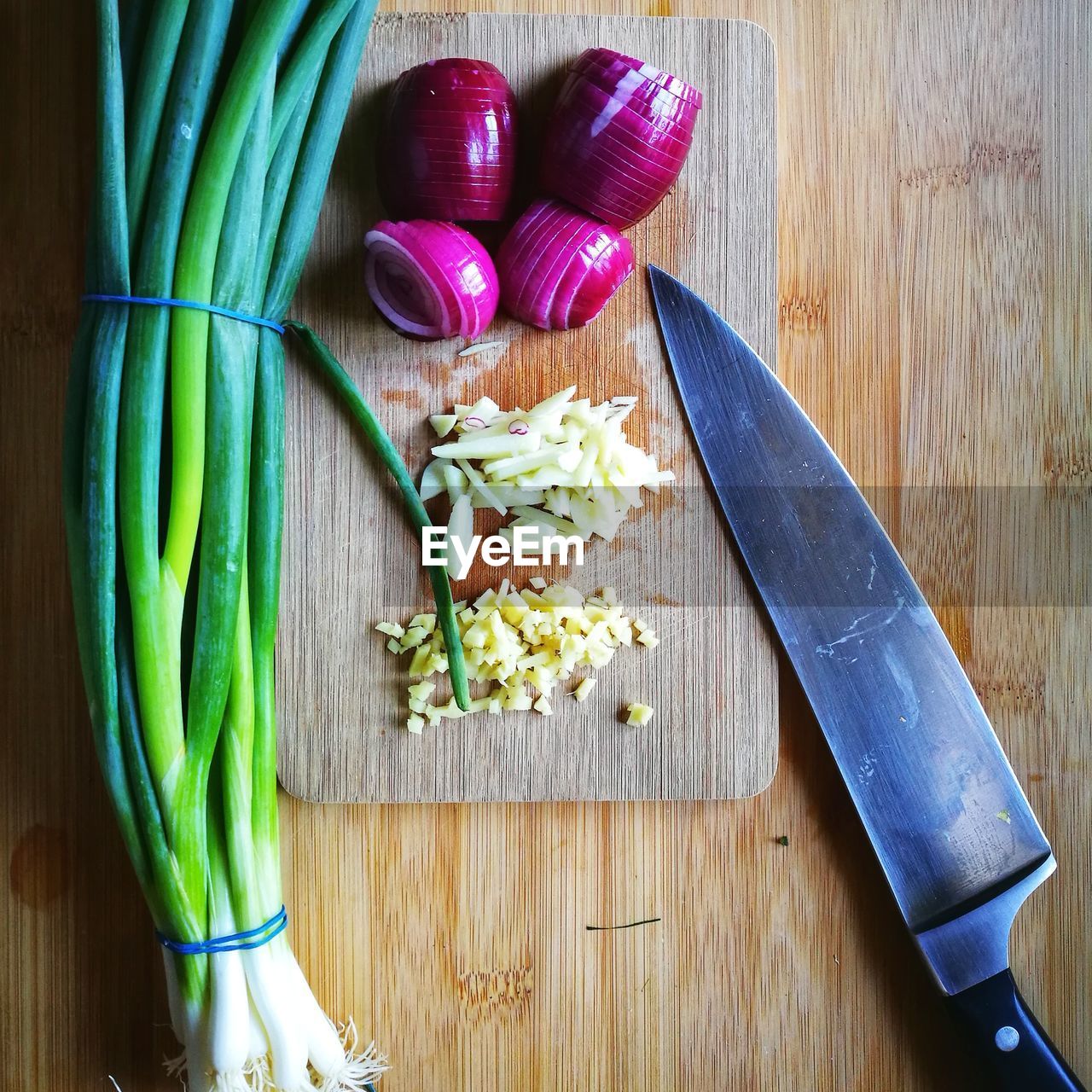 HIGH ANGLE VIEW OF FOOD ON CUTTING BOARD