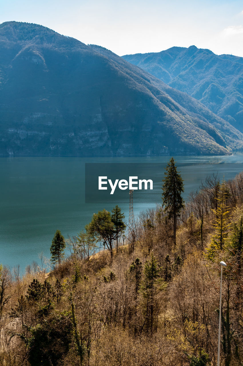 SCENIC VIEW OF SEA AGAINST MOUNTAINS