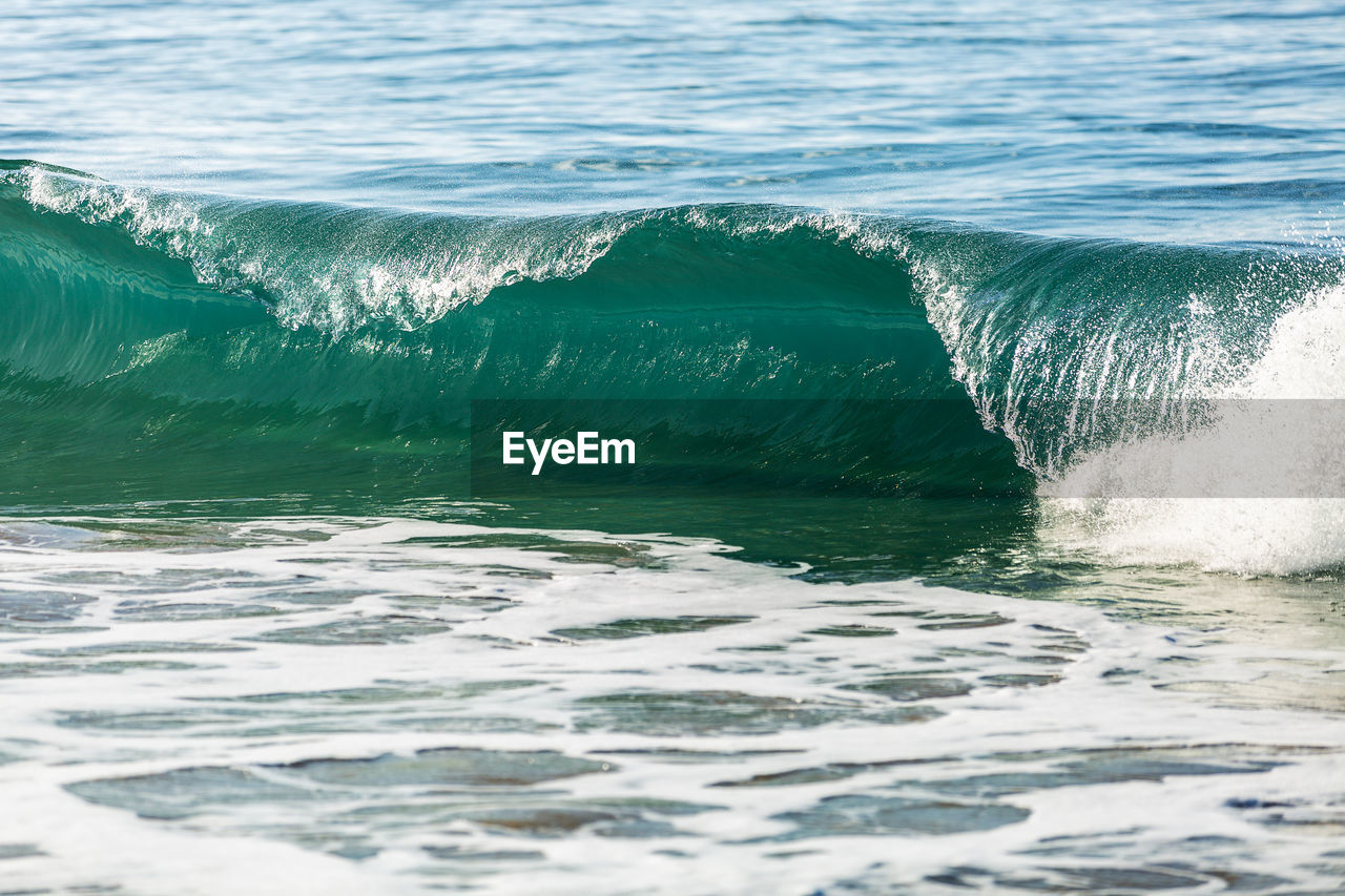 SEA WAVES SPLASHING IN WATER