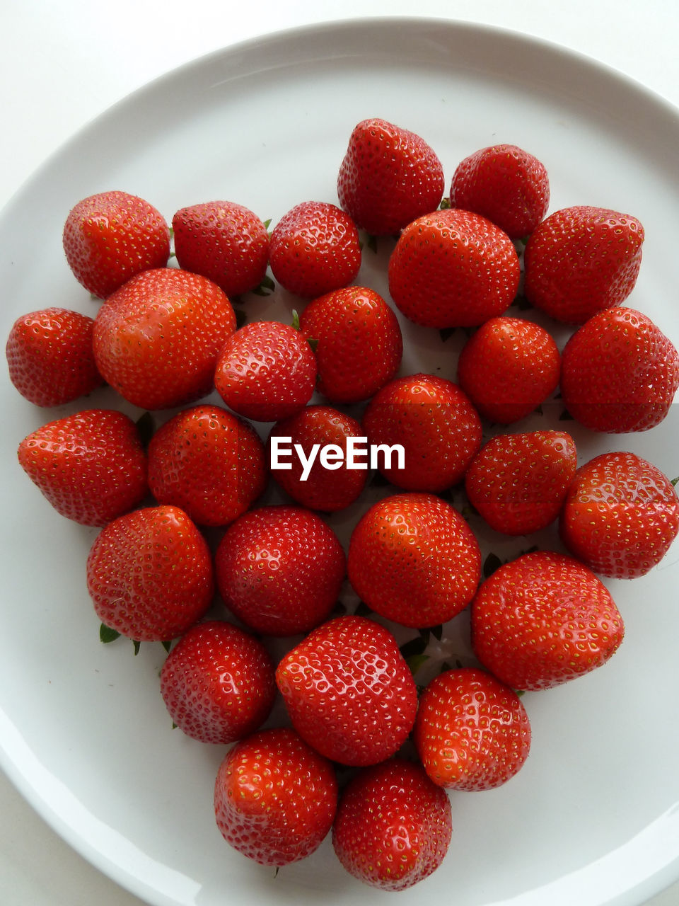 HIGH ANGLE VIEW OF RASPBERRIES IN BOWL