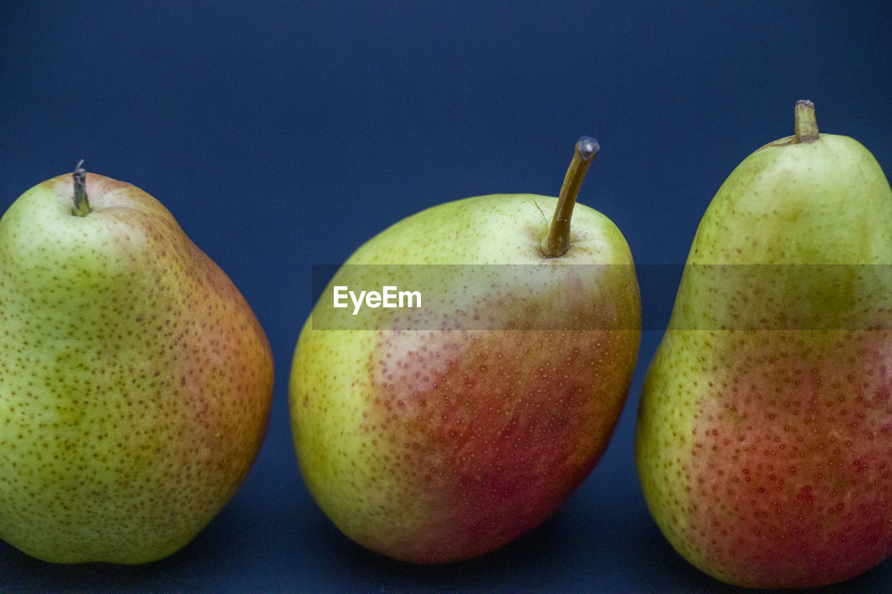 CLOSE-UP OF APPLE ON TABLE