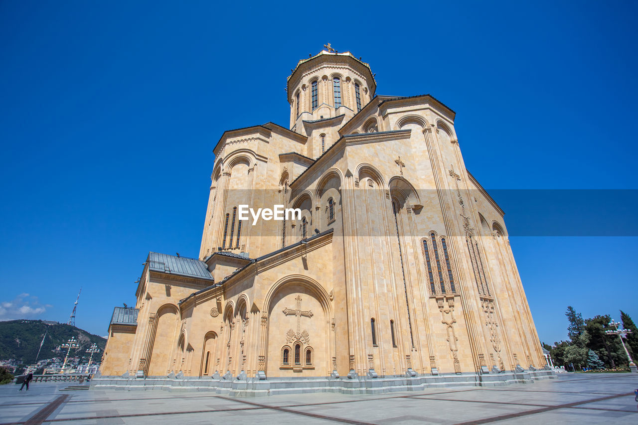 LOW ANGLE VIEW OF A BUILDING AGAINST BLUE SKY