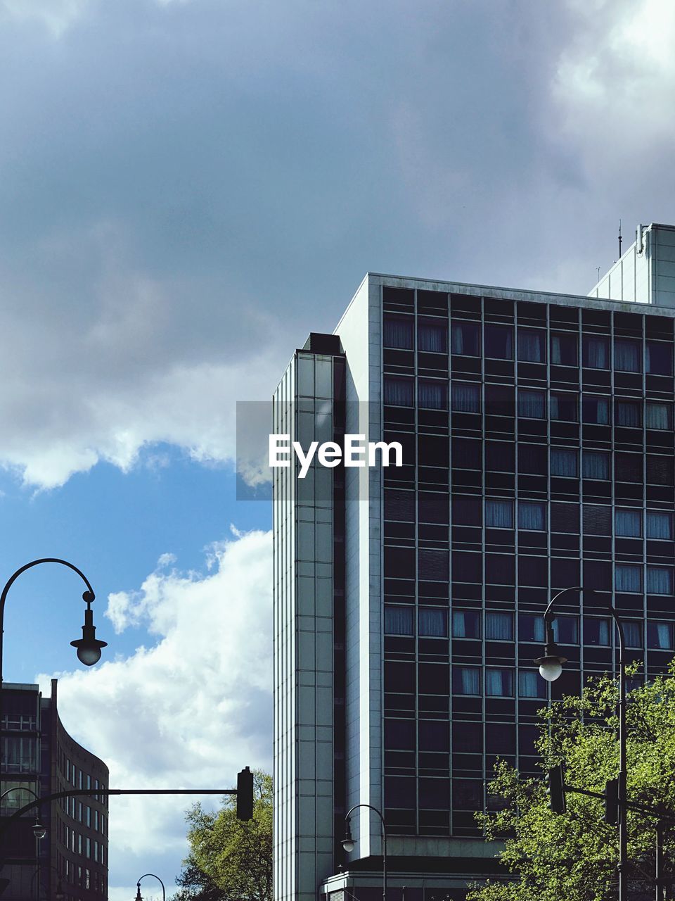 LOW ANGLE VIEW OF MODERN BUILDINGS AGAINST SKY